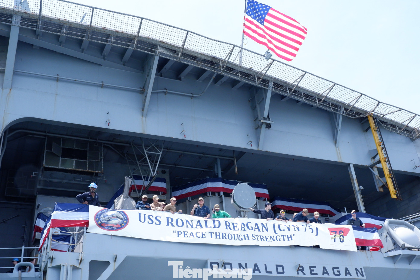 Các thủy thủ đoàn trên tàu sân bay USS Ronald Reagan ngắm núi Sơn Trà, núi Hải Vân khi neo đậu ở vịnh Đà Nẵng.