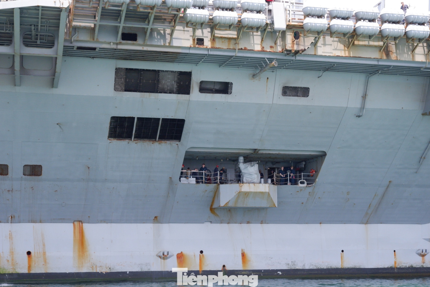 Các thủy thủ đoàn bên trên tàu sân bay. Với hơn 5.000 người, tàu sân bay USS Ronald Reagan được ví là &quot;thành phố di động trên biển&quot;.