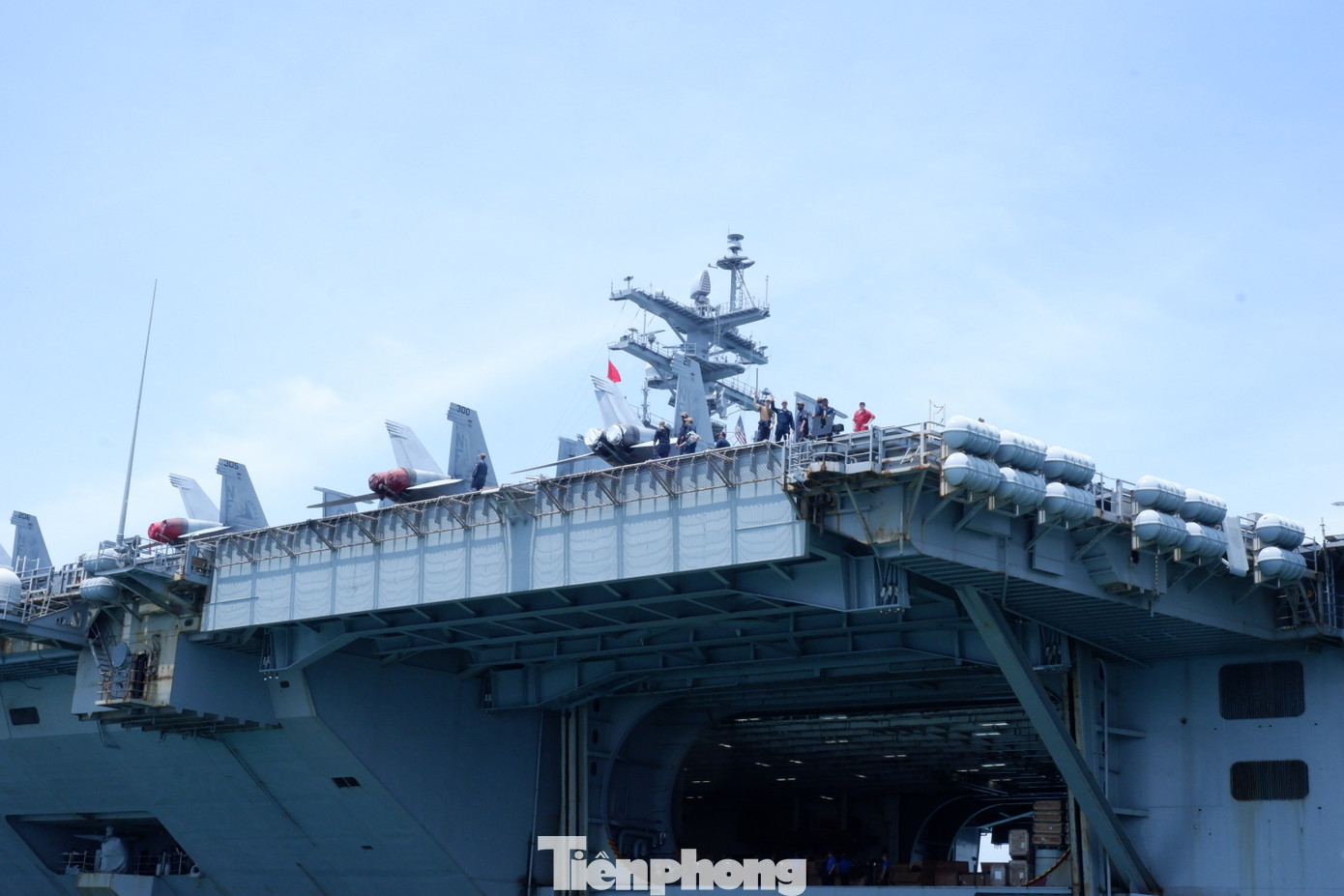 Tàu USS Ronald Reagan có thể chở hơn 5.000 thủy thủ thực hiện nhiều nhiệm vụ khác nhau trên tàu.
