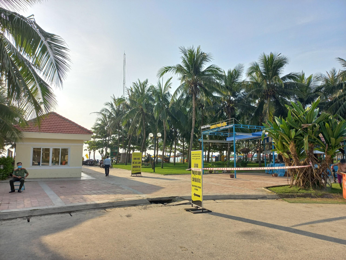 Lực lượng chức năng địa phương được bố trí dọc các bãi biển để kịp thời nhắc nhở người dân và du khách.