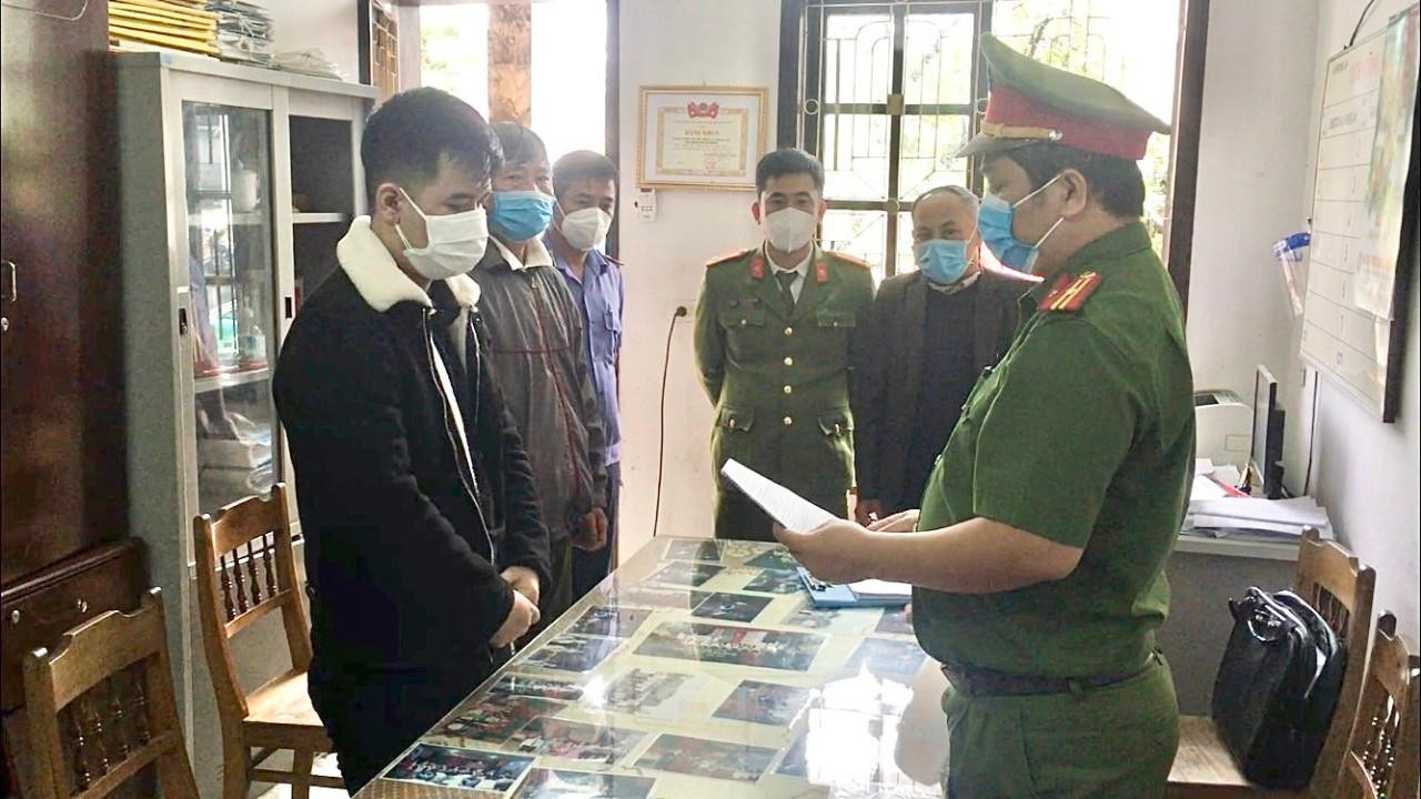 Công an thực hiện lệnh khởi tố bị can đối với Trần Viết Ngọc. Ảnh: CTV