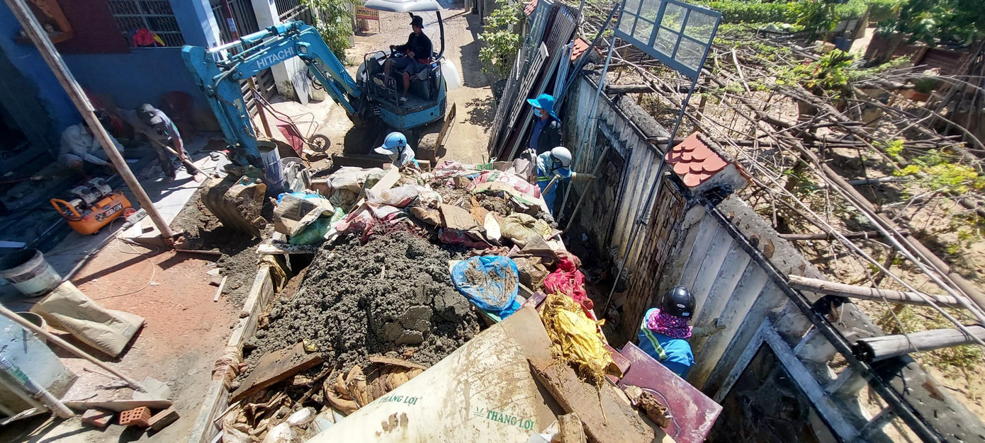 Một gia đình phải thuê hẳn xe múc cùng xe tải nhỏ vận chuyển bùn, rác thải sau lũ. Khối lượng bùn, rác thải tại các khu vực thấp trũng, bị ngập nước còn rất nhiều.