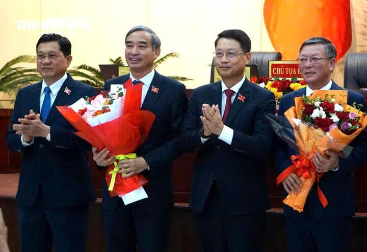 Ông Lê Trung Chinh (thứ 2, trái qua) xin nghỉ hưu trước tuổi.