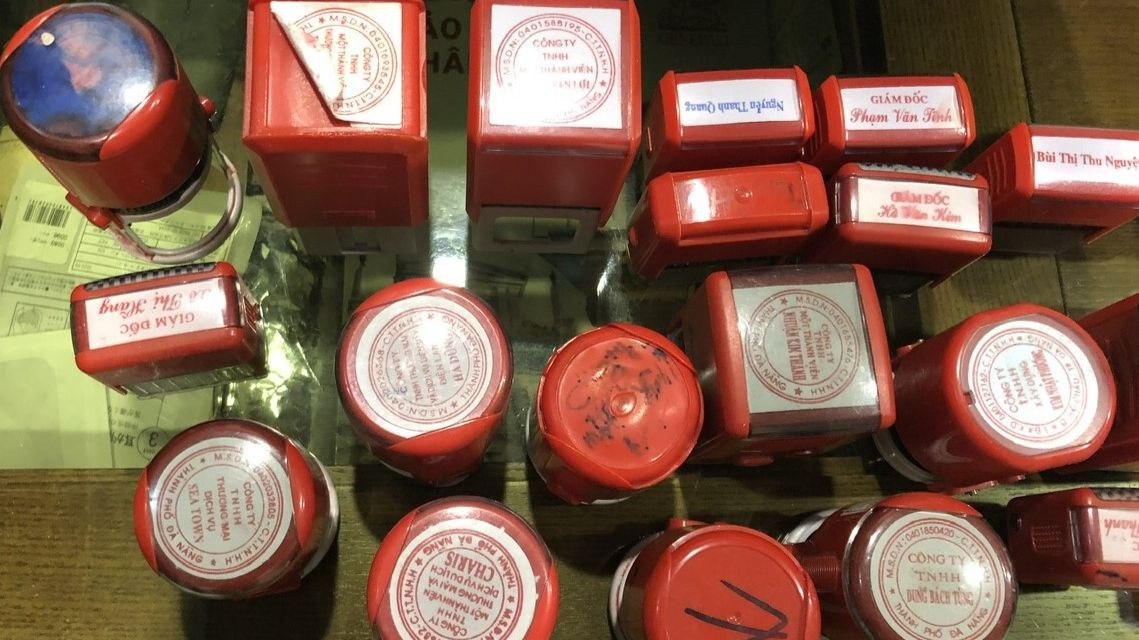 Các con dấu của các công ty "ma" được thu giữ.