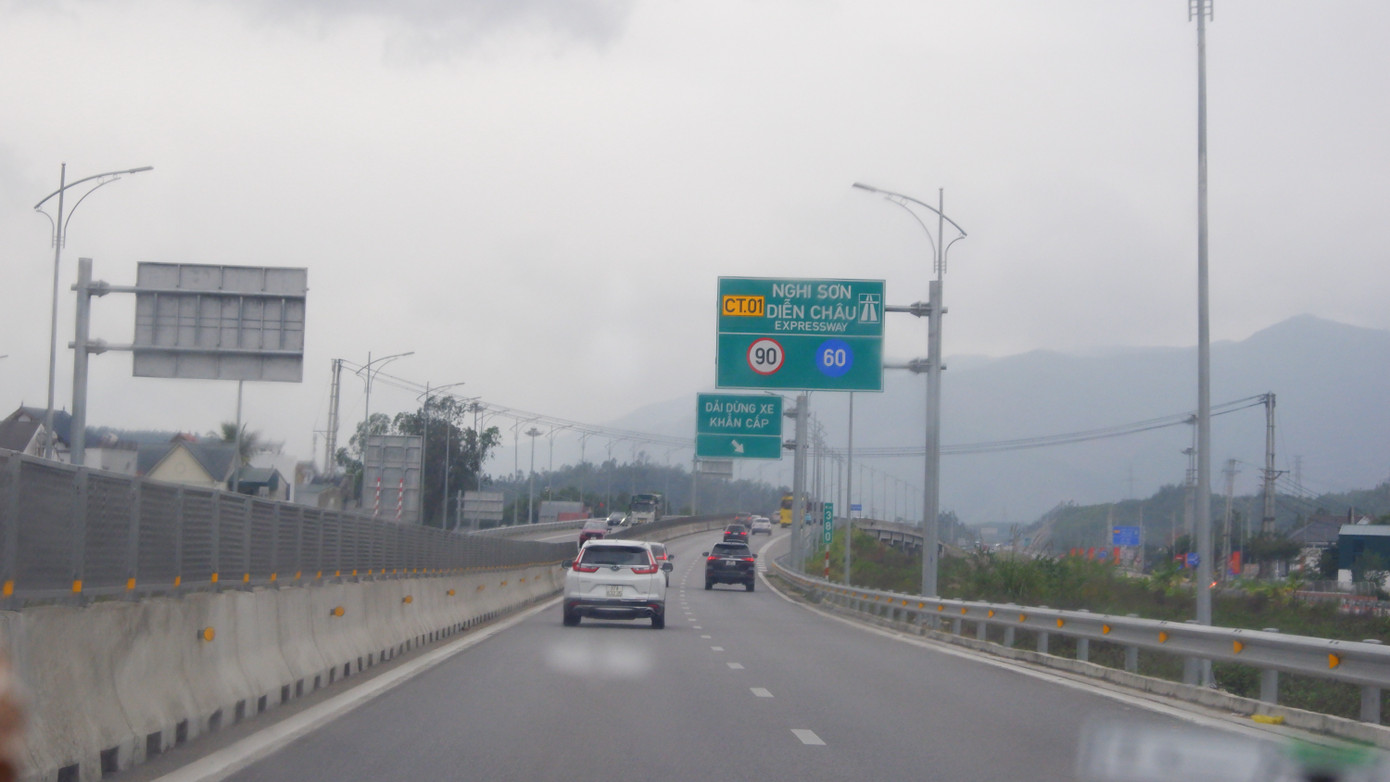 Phương tiện di chuyển trên cao tốc Nghi Sơn - Diễn Châu.