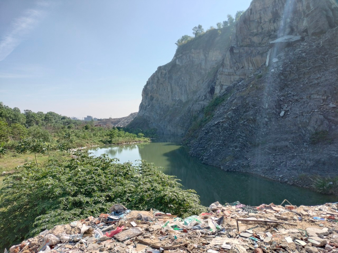 Những hố nước chứa hàng trăm m3 khối nước từ trên cao tiềm ần nguy cơ sạt lở, tràn xuống khu dân cư phía dưới nếu có mưa lớn, như trận mưa lịch sử hồi tháng 10/2022.