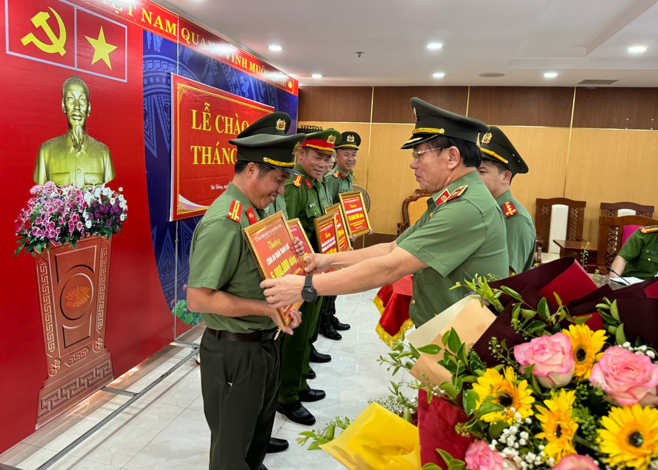 Thiếu tướng Vũ Xuân Viên, Giám đốc Công an TP. Đà Nẵng trao thưởng cho các đơn vị.