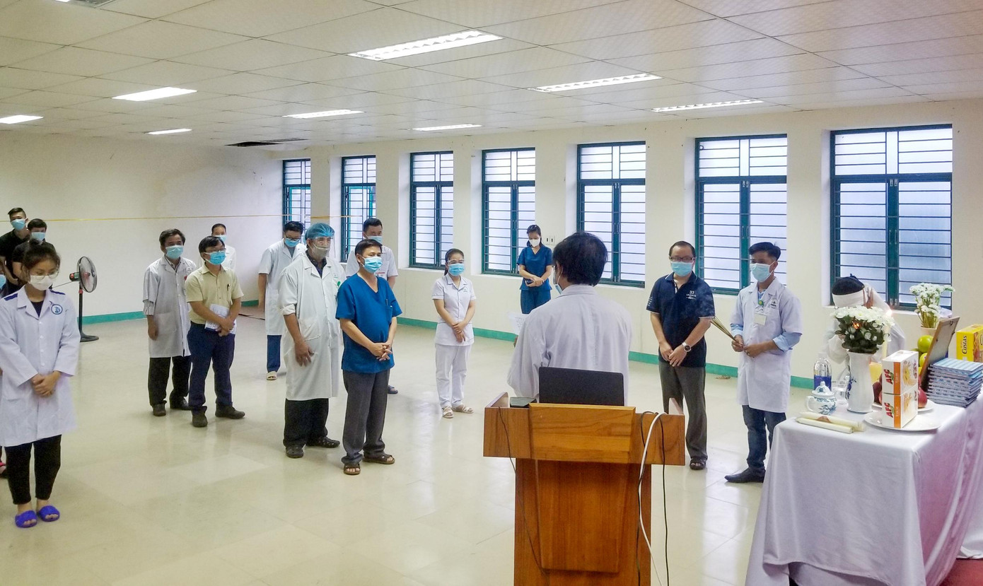 Cán bộ, nhân viên trung tâm y tế quận Ngũ Hành Sơn cùng các tình nguyện viên tại lễ viếng. Cán bộ, nhân viên trung tâm y tế quận Ngũ Hành Sơn cùng các tình nguyện viên tại lễ viếng.