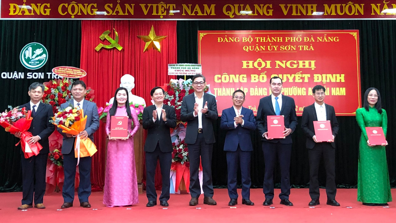 Quang cảnh lễ công bố tại quận Sơn Trà.