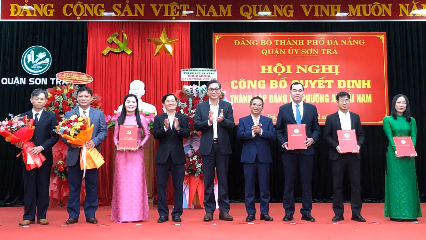 Quang cảnh lễ công bố tại quận Sơn Trà.