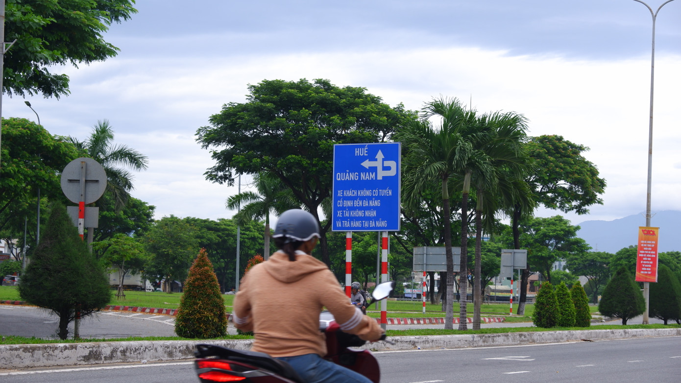Tại quốc lộ 14B khu vực quanh cầu vượt Hòa Cầm, các biển xung quanh khu vực này vẫn còn ghi hướng đi "Quảng Nam" và "tỉnh Quảng Nam". Trong khi từ 1/7, Quảng Nam và TP Đà Nẵng đã thực hiện sáp nhập thành lập đơn vị hành chính mới với tên gọi TP Đà Nẵng. Tại quốc lộ 14B khu vực quanh cầu vượt Hòa Cầm, các biển xung quanh khu vực này vẫn còn ghi hướng đi "Quảng Nam" và "tỉnh Quảng Nam". Trong khi từ 1/7, Quảng Nam và TP Đà Nẵng đã thực hiện sáp nhập thành lập đơn vị hành chính mới với tên gọi TP Đà Nẵng.