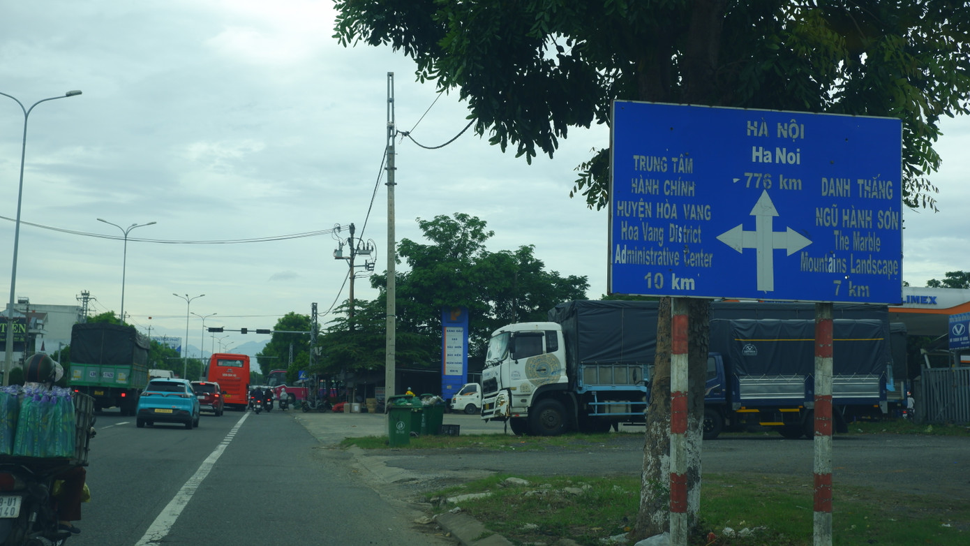 Theo ghi nhận của phóng viên, dọc các tuyến đường lớn ở khu vực trung tâm TP Đà Nẵng, các biển chỉ dẫn đường vẫn ghi địa chỉ các địa phương đã sáp nhập, thay đổi tên gọi đơn vị hành chính. Theo ghi nhận của phóng viên, dọc các tuyến đường lớn ở khu vực trung tâm TP Đà Nẵng, các biển chỉ dẫn đường vẫn ghi địa chỉ các địa phương đã sáp nhập, thay đổi tên gọi đơn vị hành chính.