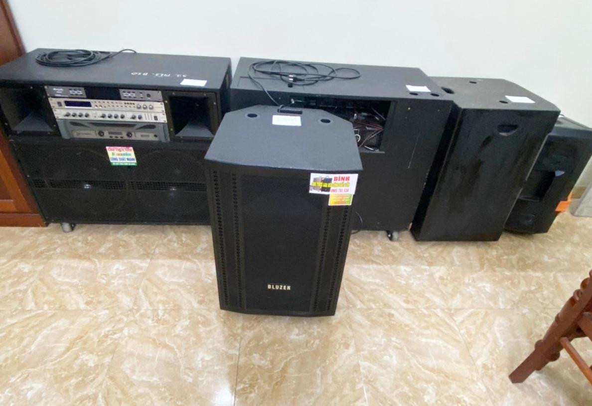 Các loa kẹo kéo công suất lớn gây ô nhiễm tiếng ồn được lực lượng chức năng phường Nại Hiên Đông tạm giữ.