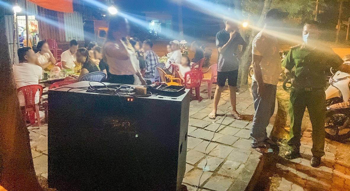Một loa kẹo kéo công suất lớn được người dân thuê để hát karaoke gây ô nhiễm tiếng ồn.