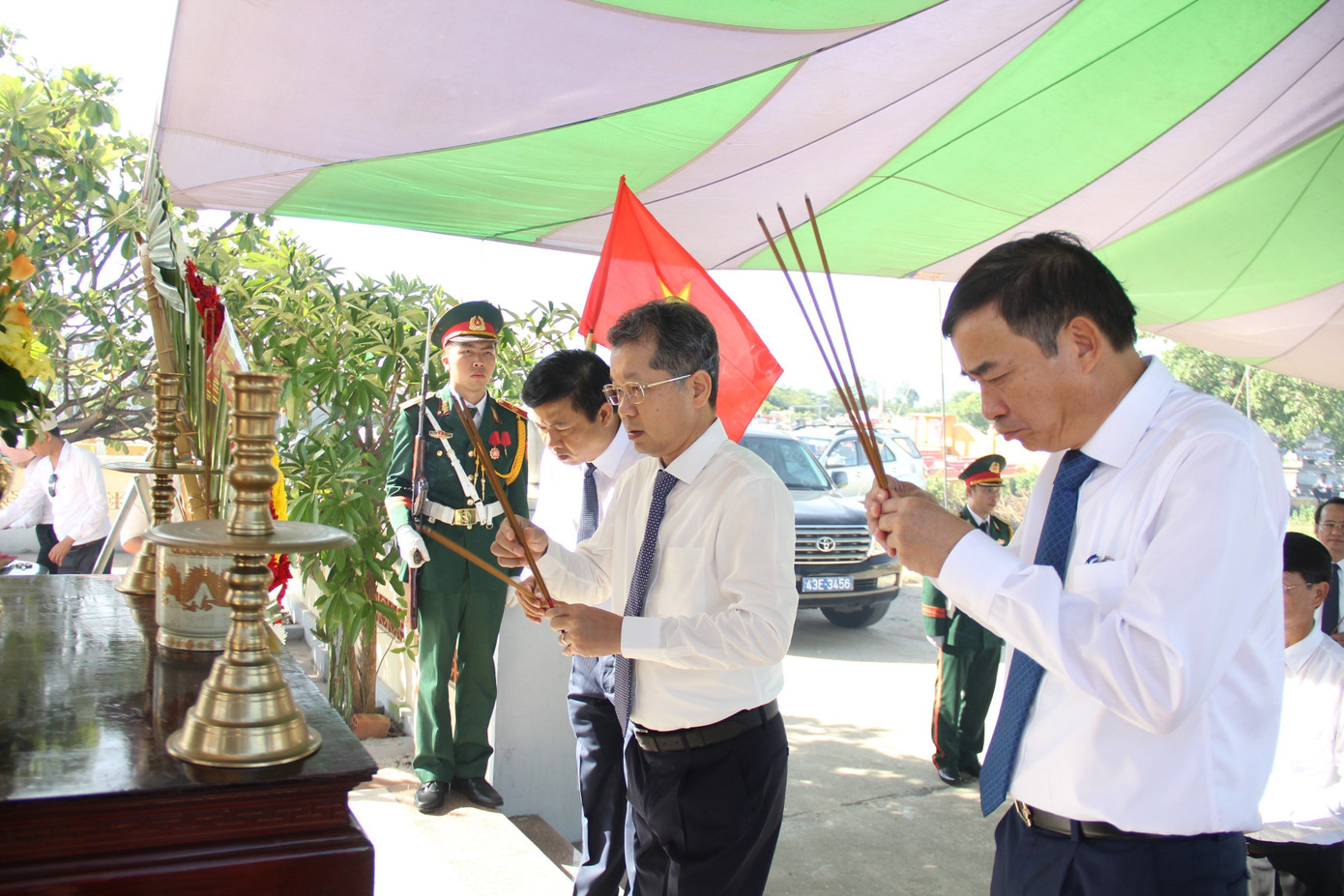 Lãnh đạo thành phố Đà Nẵng thắp hương tưởng niệm các Anh hùng liệt sĩ tại Nghĩa trang liệt sĩ Quân khu V. Lãnh đạo thành phố Đà Nẵng thắp hương tưởng niệm các Anh hùng liệt sĩ tại Nghĩa trang liệt sĩ Quân khu V.