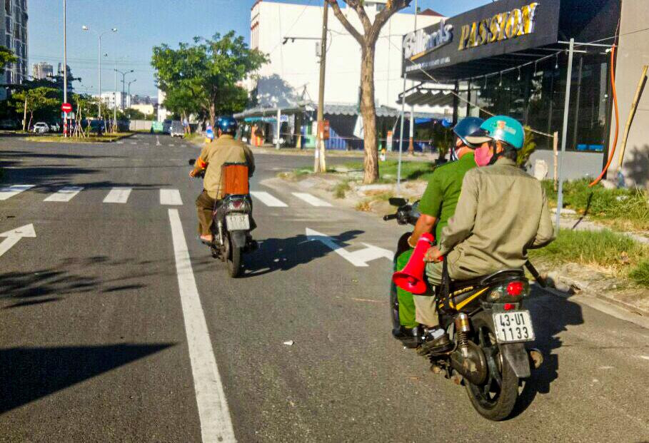 Từ ngày 10/7 đến nay phường Nại Hiên Đông đã có 237 ca mắc COVID-19 là một trong những điểm nóng COVID-19 trên địa bàn TP Đà Nẵng. Hiện tại phường này đang thực hiện "phong tỏa trong phong tỏa" để ngăn ngừa dịch bệnh lây lan. Từ ngày 10/7 đến nay phường Nại Hiên Đông đã có 237 ca mắc COVID-19 là một trong những điểm nóng COVID-19 trên địa bàn TP Đà Nẵng. Hiện tại phường này đang thực hiện "phong tỏa trong phong tỏa" để ngăn ngừa dịch bệnh lây lan.