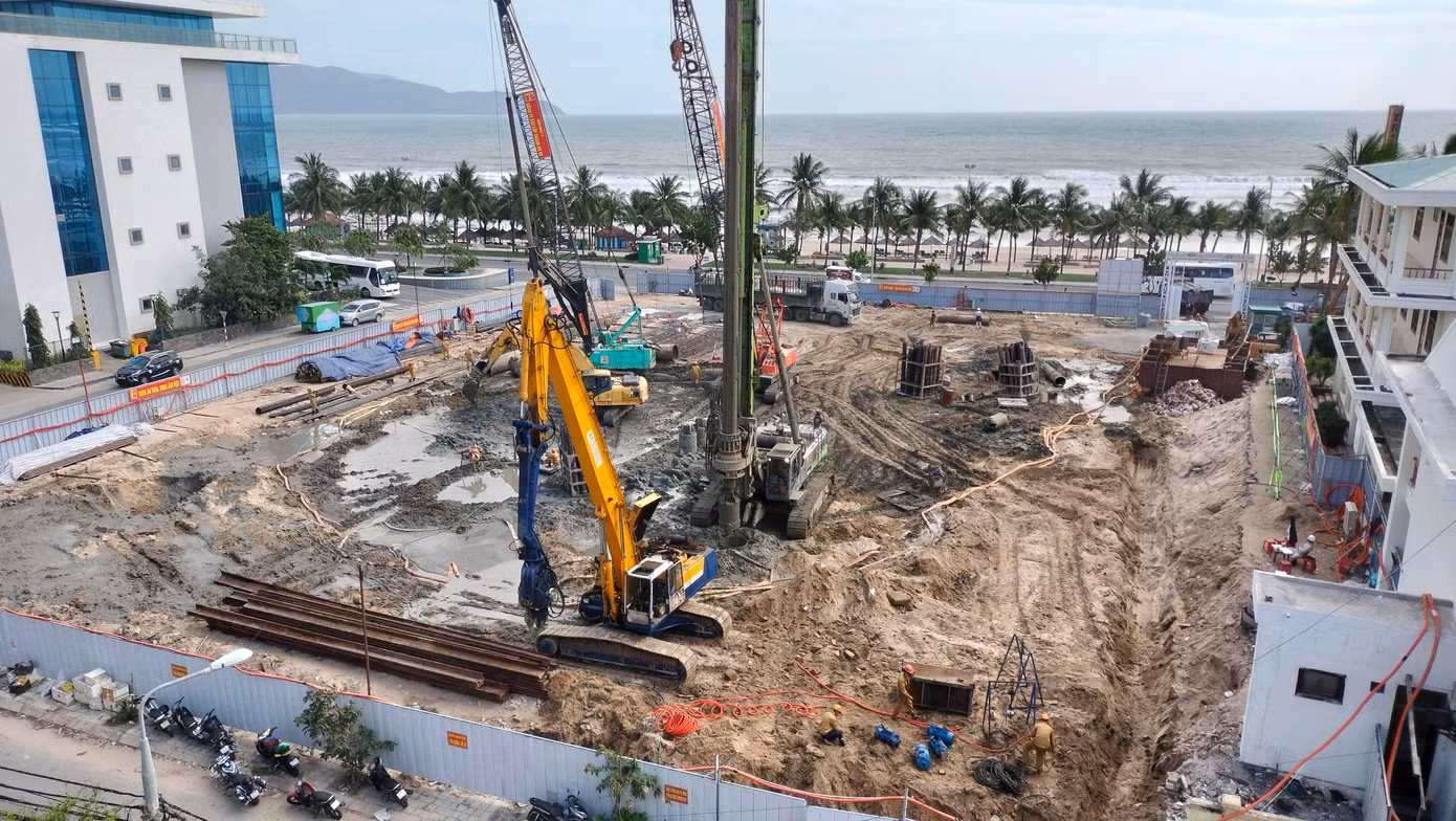 Công trình nhà khách đang thi công gây ồn, nhất về đêm.