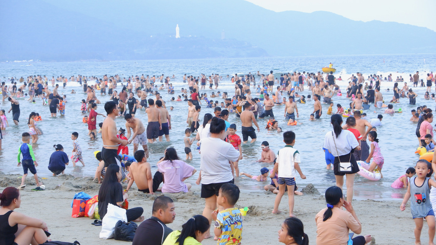 Các bãi tắm hầu như không còn chỗ trống.