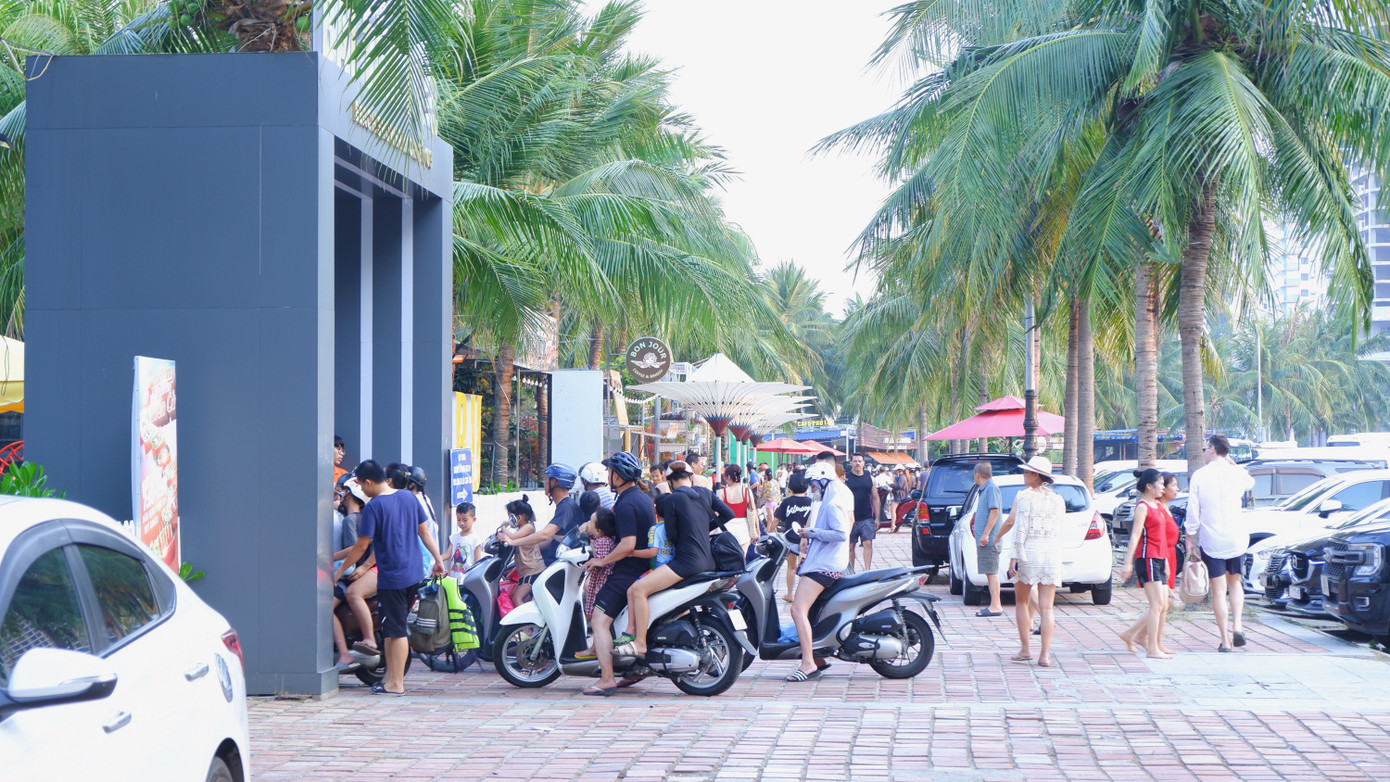 Từ 16h chiều, các bãi giữ xe tại các bãi tắm số 1, số 2, số 3 ở bãi tắm Mỹ Khê (Sơn Trà) đã chật kín chỗ đậu.