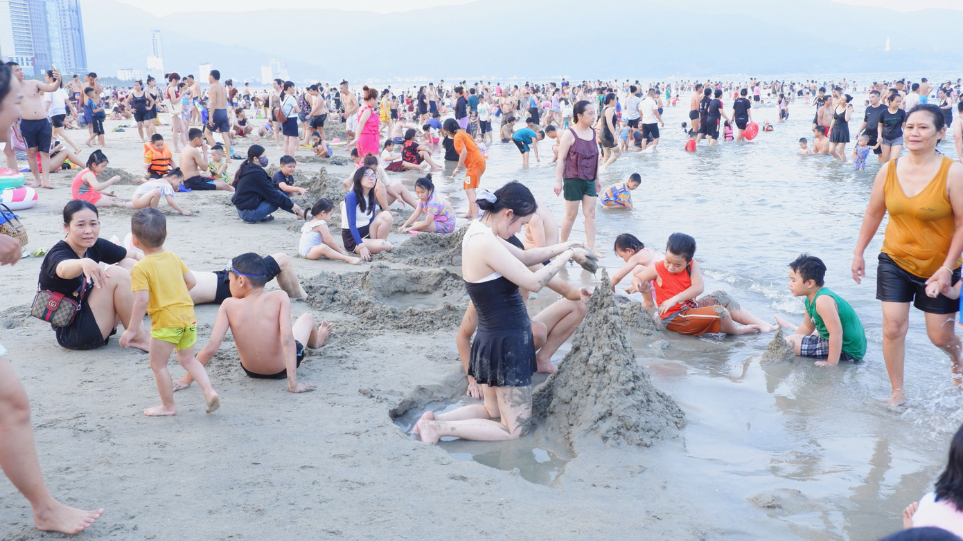 Theo dự báo, thời tiết Đà Nẵng trong kỳ nghỉ lễ này sẽ tiếp tục nắng nóng, nên nhiều du khách lựa chọn lưu trú tại các khách sạn dọc bãi biển để thuận tiện việc tắm biển và nghỉ mát.