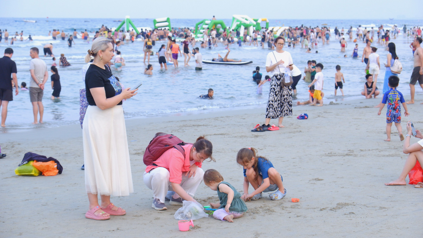 Một gia đình du khách người Nga vui chơi trên bãi cát sạch mịn.