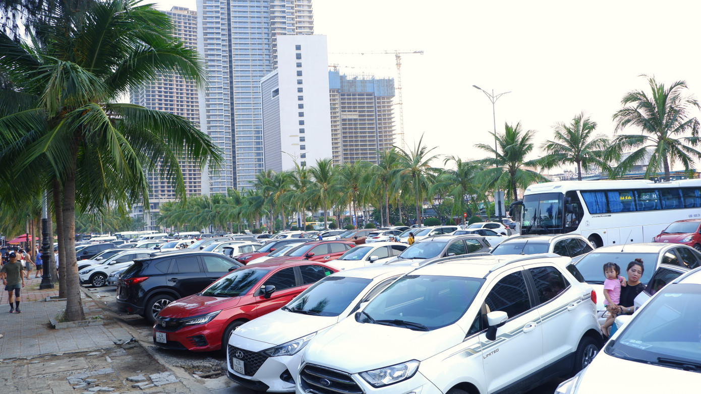 Từ 16h chiều, các bãi giữ xe tại các bãi tắm số 1, số 2, số 3 ở bãi tắm Mỹ Khê (Sơn Trà) đã chật kín chỗ đậu.