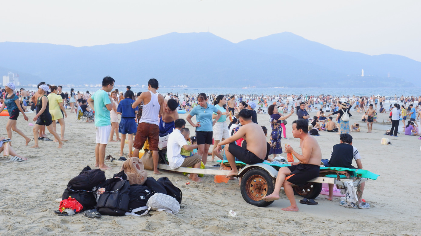 Một đoàn khách vừa đến Đà Nẵng đã mang theo cả hành lý ra bãi biển Đà Nẵng để tắm biển.