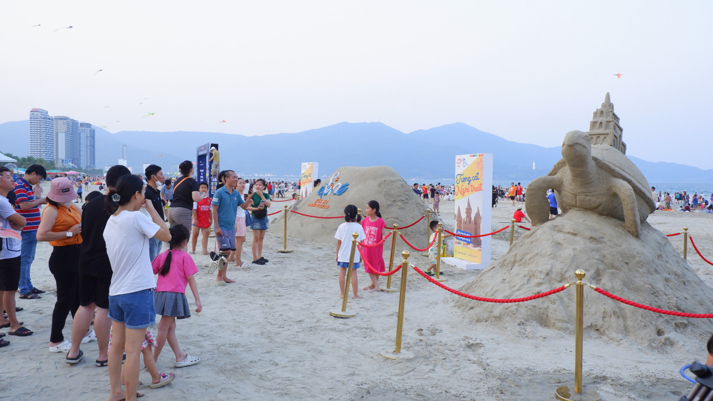 Khu tượng cát nghệ thuật trên bãi biển Đà Nẵng thu hút người tham quan, chụp ảnh.