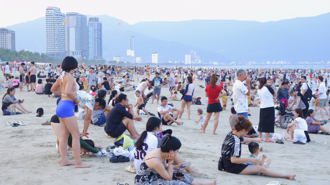Biển người ở bãi tắm khu vực công viên Biển Đông có hàng ngàn người dân và du khách đến tắm, hóng mát.