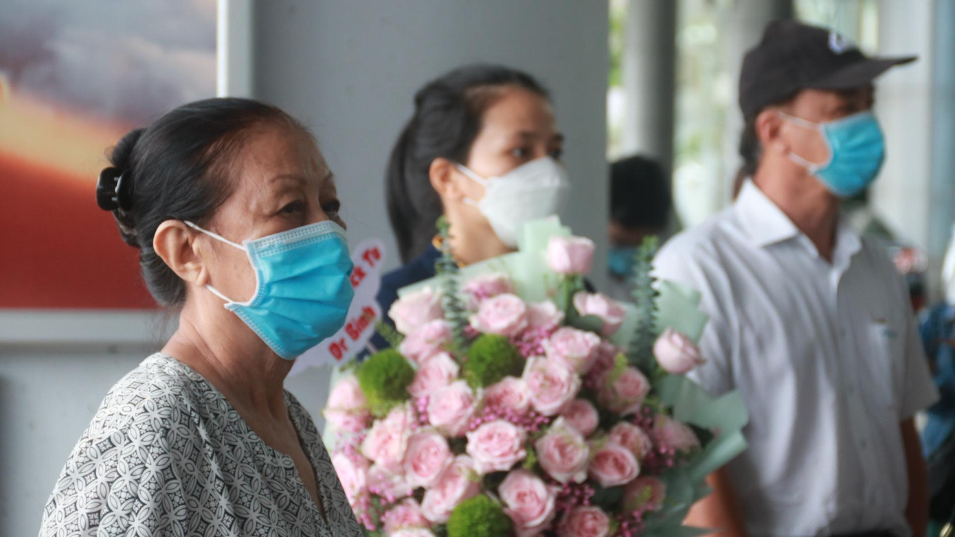 Trước giờ máy bay hạ cánh, người thân các gia đình trên chuyến bay từ TP HCM về đã có mặt ở tiền sảnh sân bay Đà Nẵng. Ai cũng mong được gặp lại người thân của mình sau nhiều tháng xa cách vì dịch bệnh. Trước giờ máy bay hạ cánh, người thân các gia đình trên chuyến bay từ TP HCM về đã có mặt ở tiền sảnh sân bay Đà Nẵng. Ai cũng mong được gặp lại người thân của mình sau nhiều tháng xa cách vì dịch bệnh.