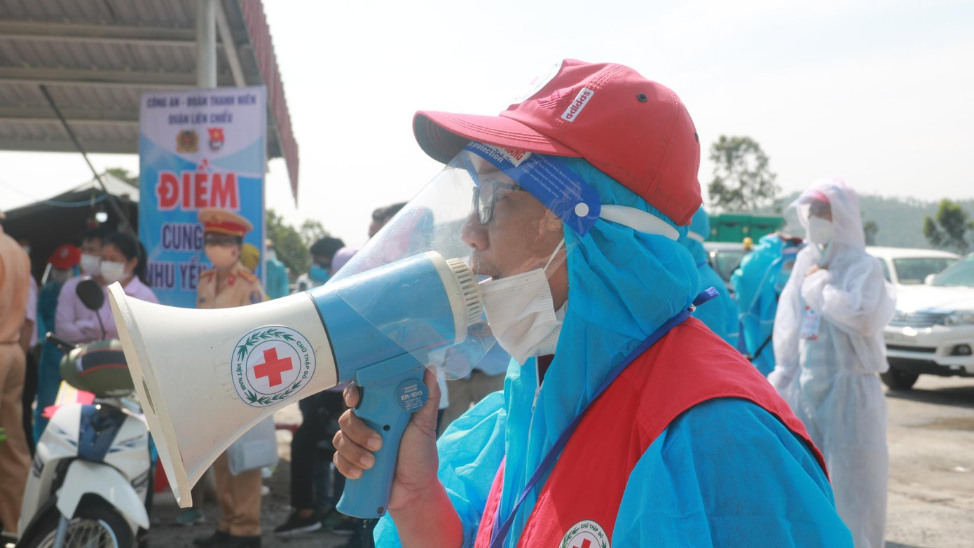 Thành viên Hội chữ Thập đỏ TP Đà Nẵng hướng dẫn người dân di chuyển đảm bảo an toàn. Thành viên Hội chữ Thập đỏ TP Đà Nẵng hướng dẫn người dân di chuyển đảm bảo an toàn.