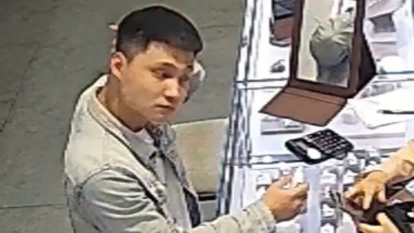 Hình ảnh đối tượng Đức bên trong cửa hàng vàng được camera an ninh ghi lại. Hình ảnh đối tượng Đức bên trong cửa hàng vàng được camera an ninh ghi lại.