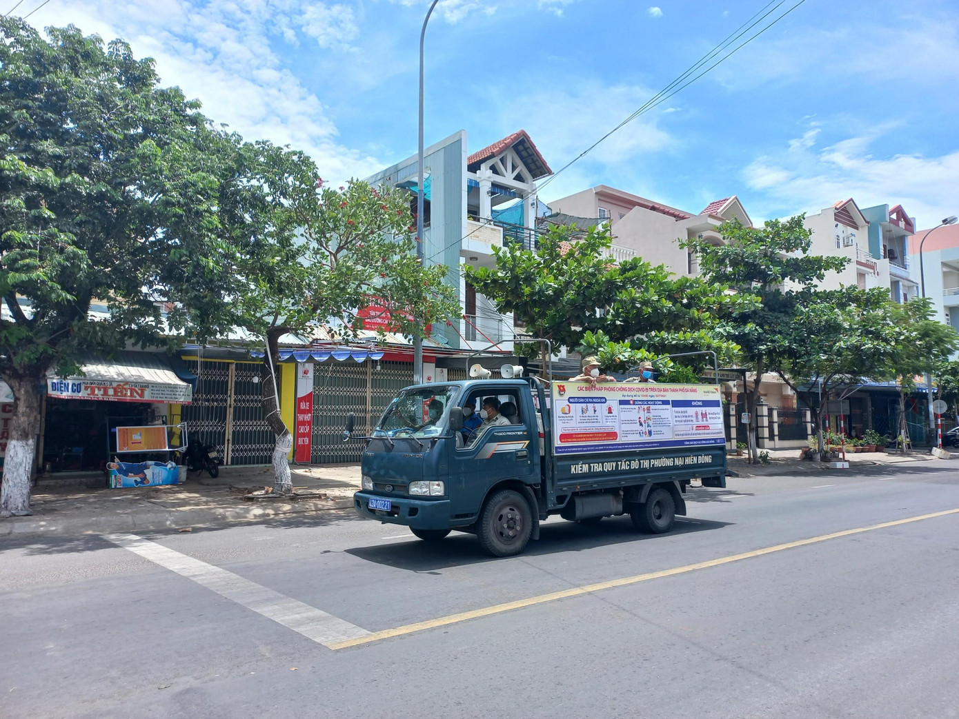 Lực lượng chức năng phường làm nhiệm vụ phòng, chống dịch. Lực lượng Công an phường được yêu cầu kiểm tra, kiếm soát, tổ chức, điều hành các chốt chặn trên địa bàn phường; chỉ đạo lực lượng tăng cường công tác tuần tra 8394 kiểm tra và xử lý nghiêm các trường hợp vị phạm về công tác phòng, chống dịch bệnh COVID-19.