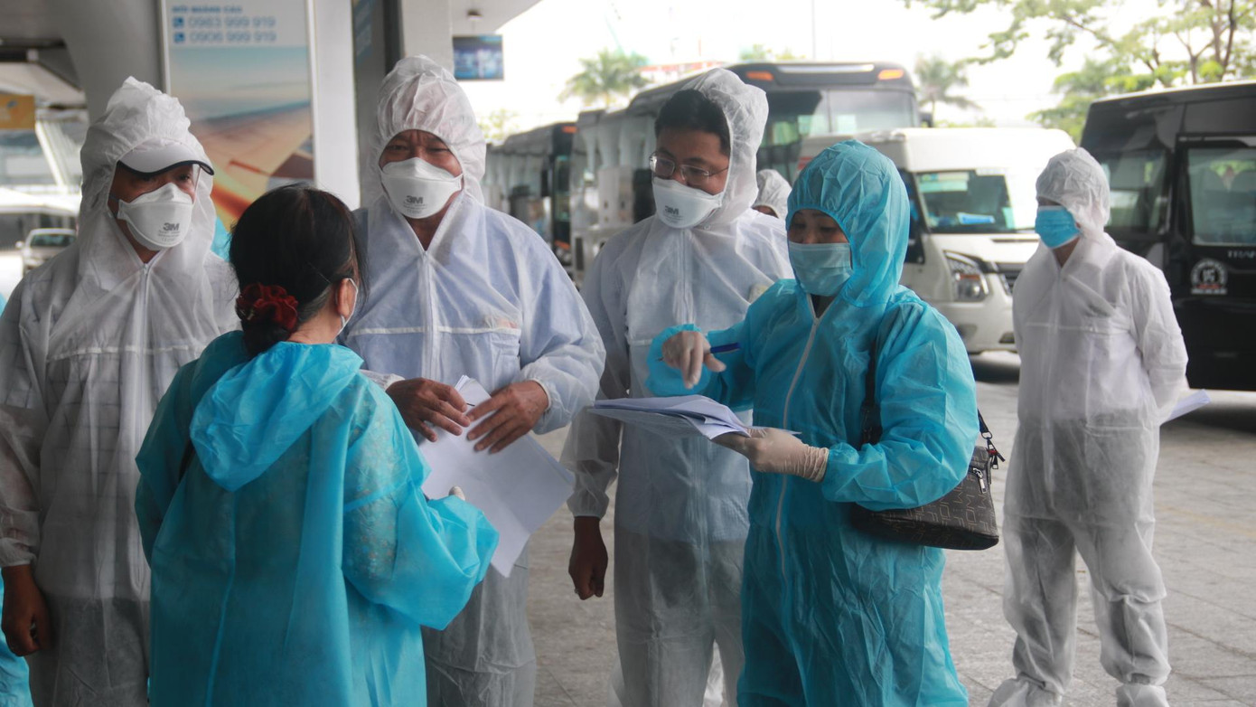 Trước đó, chính quyền TP Đà Nẵng đã ban hành phương án đón người dân từ TPHCM về (đợt 2). Cụ thể, 6 nhóm đối tượng có hộ khẩu thường trú TP Đà Nẵng đang ở tại TPHCM được miễn phí vé máy bay để về TP Đà Nẵng, gồm: Phụ nữ mang thai và chồng, con đi cùng; người đi chữa bệnh đã có giấy xuất viện trong 6 tháng gần đây; thân nhân của những người đã mất vì COVID-19 về lo tổ chức tang lễ; người già từ 70 tuổi trở lên và người hỗ trợ, đi cùng; nhóm đối tượng lao động tự do đặc biệt khó khăn; nhóm đối tượng học sinh, sinh viên, giáo viên, y bác sĩ. Trước đó, chính quyền TP Đà Nẵng đã ban hành phương án đón người dân từ TPHCM về (đợt 2). Cụ thể, 6 nhóm đối tượng có hộ khẩu thường trú TP Đà Nẵng đang ở tại TPHCM được miễn phí vé máy bay để về TP Đà Nẵng, gồm: Phụ nữ mang thai và chồng, con đi cùng; người đi chữa bệnh đã có giấy xuất viện trong 6 tháng gần đây; thân nhân của những người đã mất vì COVID-19 về lo tổ chức tang lễ; người già từ 70 tuổi trở lên và người hỗ trợ, đi cùng; nhóm đối tượng lao động tự do đặc biệt khó khăn; nhóm đối tượng học sinh, sinh viên, giáo viên, y bác sĩ.