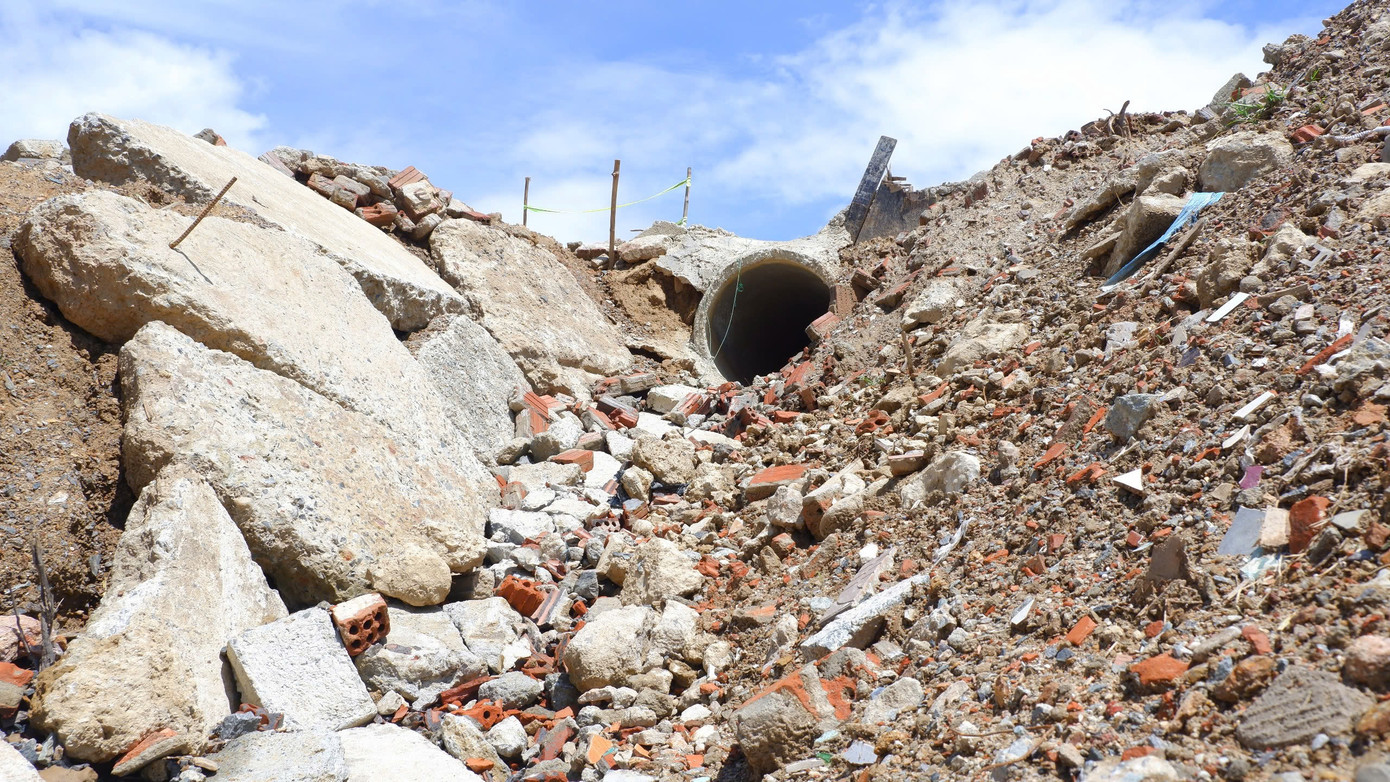 Ông Nguyễn Đắc Năm, một người dân thôn Xuân Diệm, phường Điện Bàn Bắc cho hay khi biết tin có cây cầu nối liền 2 địa phương, người dân rất phấn khởi vì sẽ rút ngắn thời gian di chuyển đến trung tâm TP Đà Nẵng. Nhiều người cũng đã tự nguyện hiến đất để làm đường dẫn. Tuy nhiên, cầu đã xây xong được hơn 3 tháng mà vẫn chưa thể sử dụng.