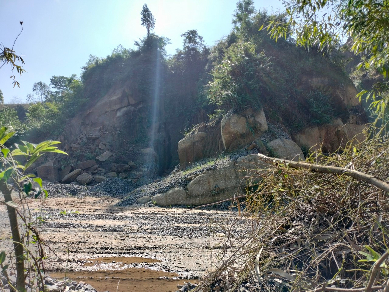 Khu vực núi Phước Tường thuộc địa phận quận Liên Chiểu vốn là những dãy núi cao, nhiều cây cối nhưng nay chỉ còn lại những quả núi nham nhở khi doanh nghiệp rút đi, ngừng khai thác nhưng không hoàn thổ.