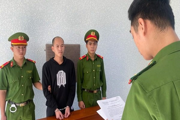 Bắt đối tượng Trương Vạn Nhật lái xe gây tai nạn nghiêm trọng.