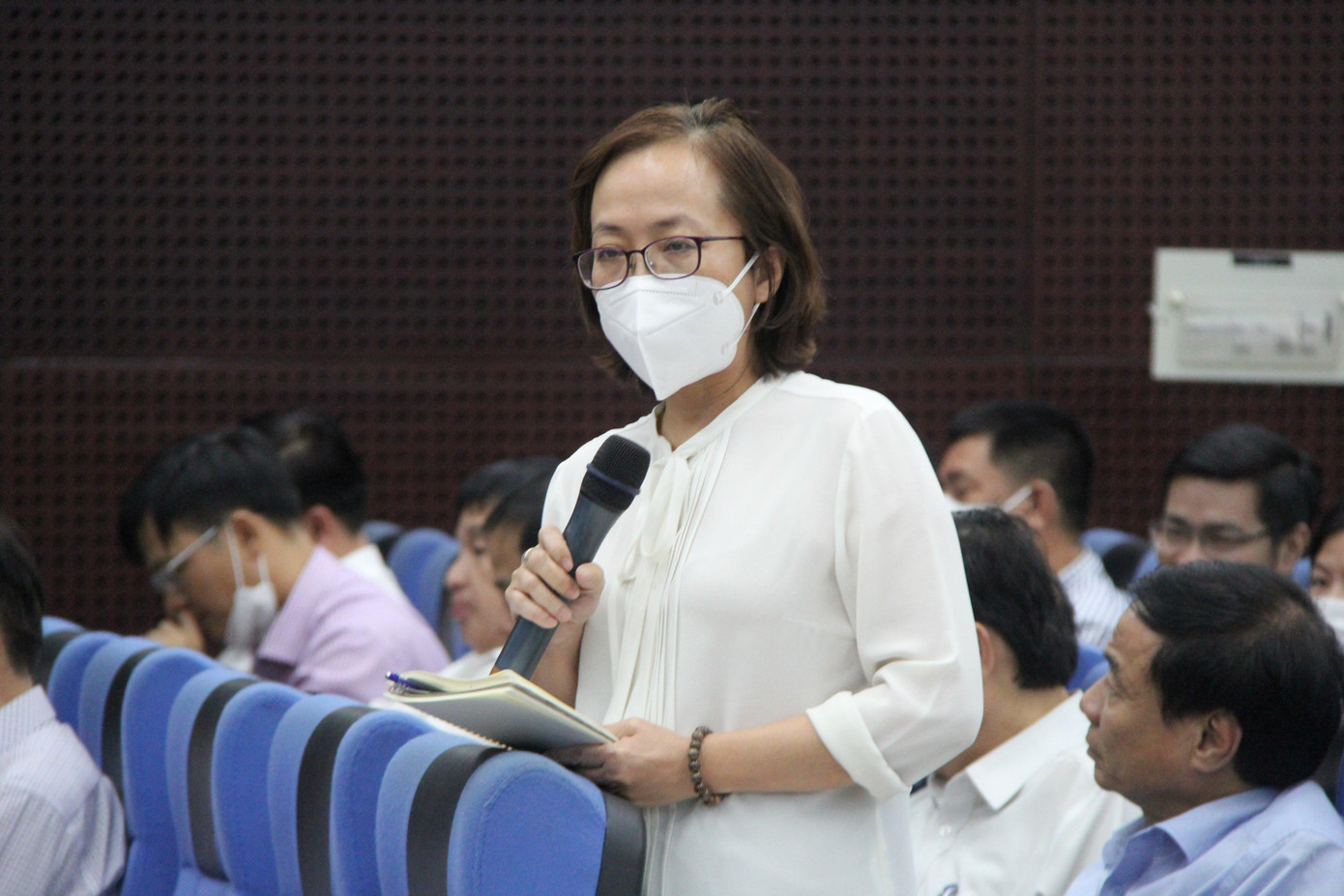 Bà Trần Thanh Thủy, Phó giám đốc phụ trách Sở Y tế thành phố Đà Nẵng trả lời câu hỏi của phóng viên tại buổi họp báo.