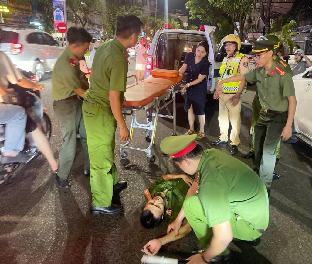 Đại úy Hoàng Đình Dũng bị thương phải đi bệnh viện cấp cứu.