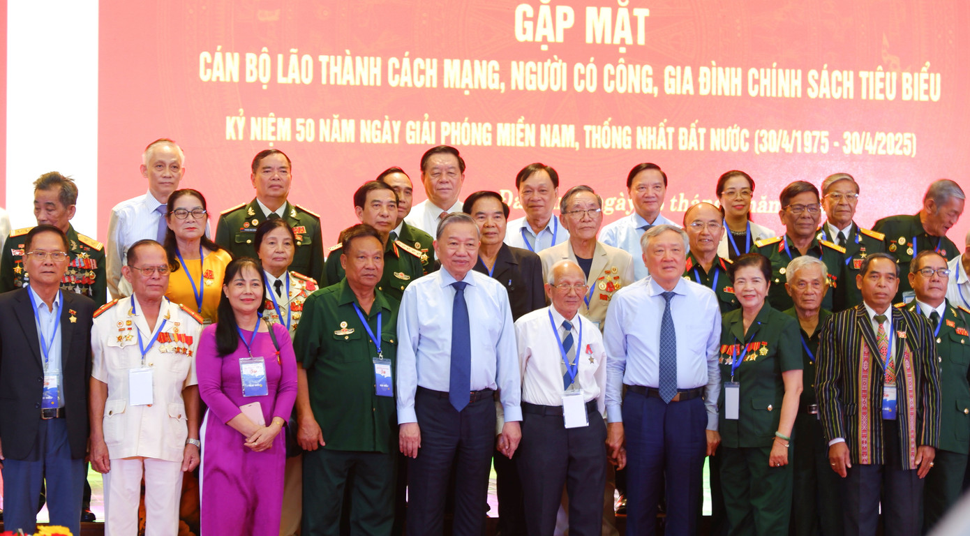 Tổng Bí thư Tô Lâm với các đại biểu. Ảnh: Nguyễn Thành Tổng Bí thư Tô Lâm với các đại biểu. Ảnh: Nguyễn Thành