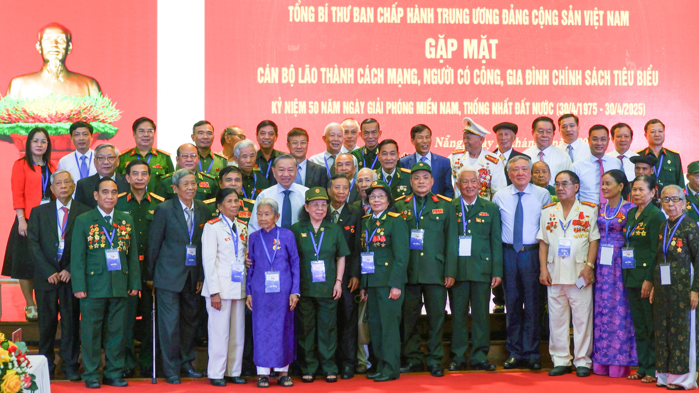 Tổng Bí thư Tô Lâm với các đại biểu. Ảnh: Nguyễn Thành Tổng Bí thư Tô Lâm với các đại biểu. Ảnh: Nguyễn Thành
