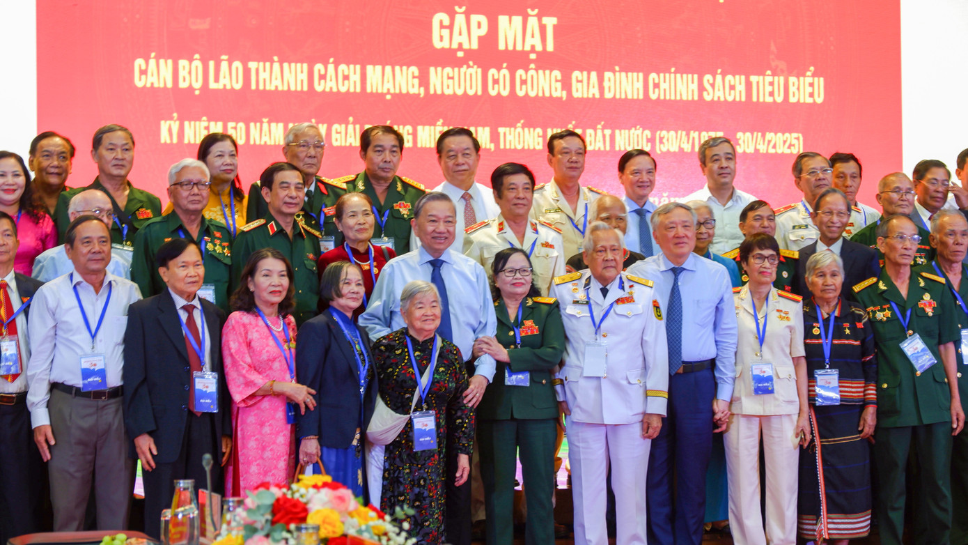 Tổng Bí thư Tô Lâm với các đại biểu. Ảnh: Nguyễn Thành Tổng Bí thư Tô Lâm với các đại biểu. Ảnh: Nguyễn Thành