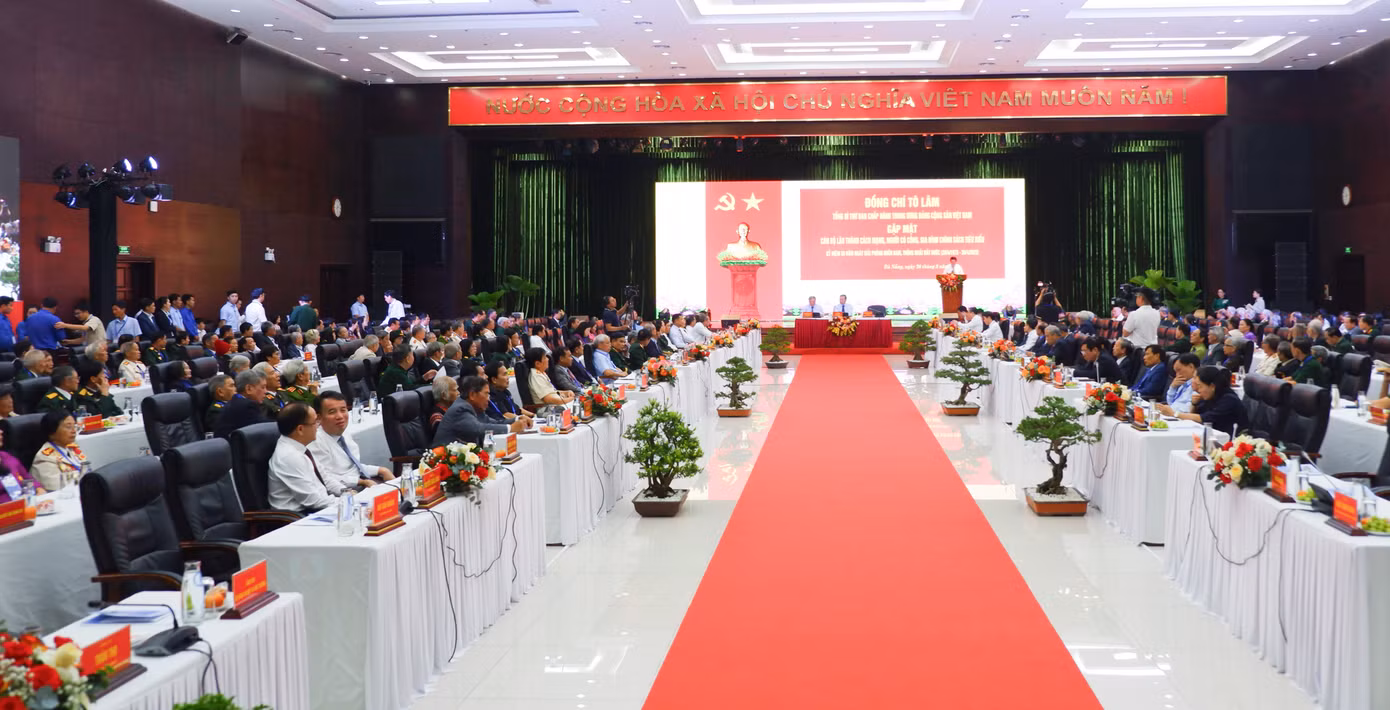 Tham dự gặp mặt có khoảng 300 đại biểu là cán bộ lão thành, người có công, gia đình chính sách tiêu biểu của các tỉnh, thành phố trên địa bàn miền Trung và Tây Nguyên. Ảnh: Nguyễn Thành