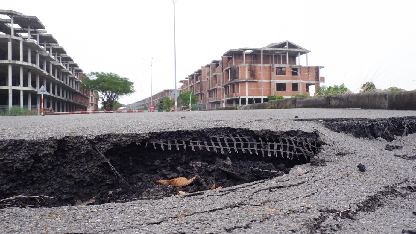 Cùng với việc bỏ hoang các biệt thự, nhà liền kề các hạng mục hạ tầng giao thông bên trong dự án cũng đã xuống cấp, hư hỏng. Cùng với việc bỏ hoang các biệt thự, nhà liền kề các hạng mục hạ tầng giao thông bên trong dự án cũng đã xuống cấp, hư hỏng.