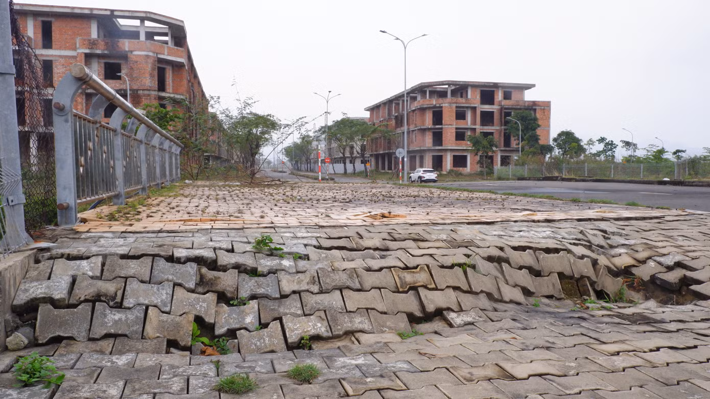 Cụ thể, tháng 6/2023, UBND TP Đà Nẵng có công văn gửi Tổ công tác của Thủ tướng Chính phủ, Bộ Xây dựng và Bộ Kế hoạch và Đầu tư kiến nghị liên quan dự án. Tháng 12/2023, thành phố gửi công văn đến các Bộ, ngành. Tháng 6/2024, Đà Nẵng tiếp tục có công văn gửi Thủ tướng cùng các Bộ ngành liên quan xem xét, xử lý kiến nghị của Trungnam Land.