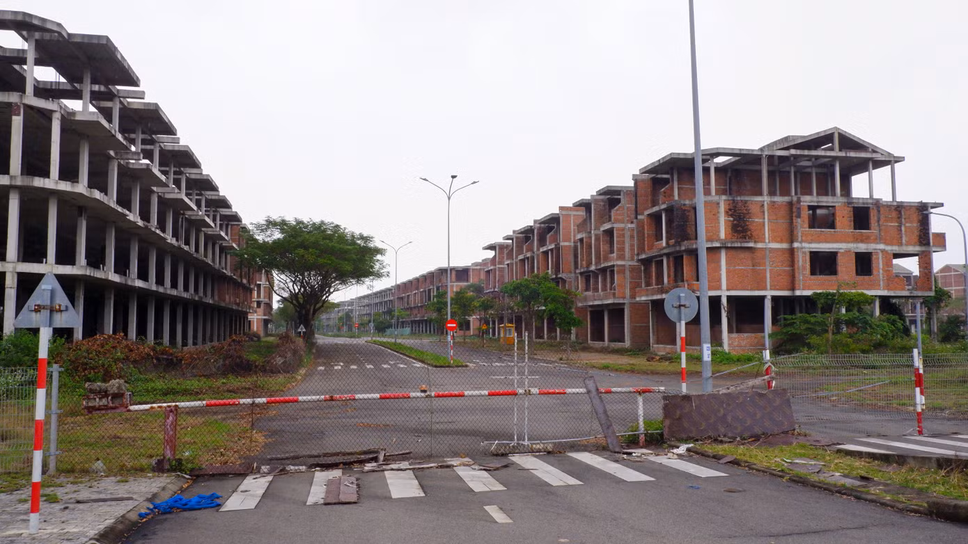 Theo phân kỳ, dự án chia làm 2 giai đoạn. Trong đó giai đoạn 1 từ năm 2010 -2013, tập trung xây dựng và phát triển hạ tầng khu đất, xây dựng phần thô của các biệt thự. Giai đoạn 2, từ năm 2013-2016, chuyển nhượng và cho thuê đất để phát triển các hạng mục theo quy hoạch. Mới đây, chủ đầu tư đề nghị điều chỉnh, cập nhật thông tin nhà đầu tư, tên dự án và mục tiêu gồm: bổ sung nội dung xây dựng nhà để bán hoặc cho thuê, cho thuê mua. Bên cạnh đó, Trungnam Land đề nghị nâng quy mô, tổng vốn đầu tư từ 4.447 tỷ đồng lên 7.648 tỷ đồng. Tiến độ thực hiện dự án cũng được đề nghị điều chỉnh từ 2010-2016 thành 2023-2029.