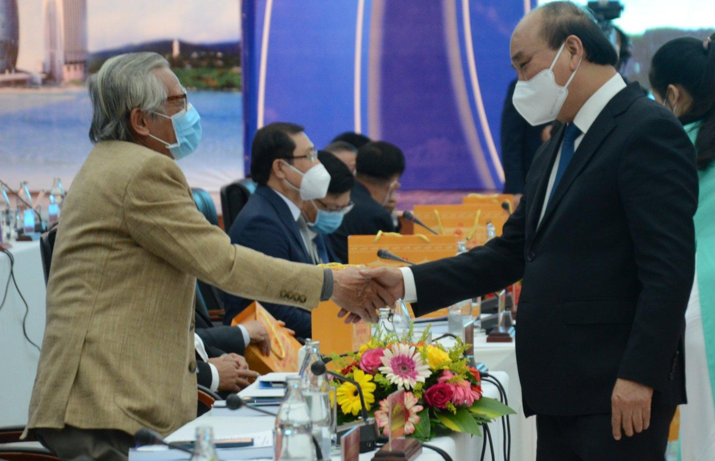 Chủ tịch nước Nguyễn Xuân Phúc bắt tay, thăm hỏi các cựu lãnh đạo TP Đà Nẵng qua các thời kỳ dự buổi tọa đàm. Chủ tịch nước Nguyễn Xuân Phúc bắt tay, thăm hỏi các cựu lãnh đạo TP Đà Nẵng qua các thời kỳ dự buổi tọa đàm.