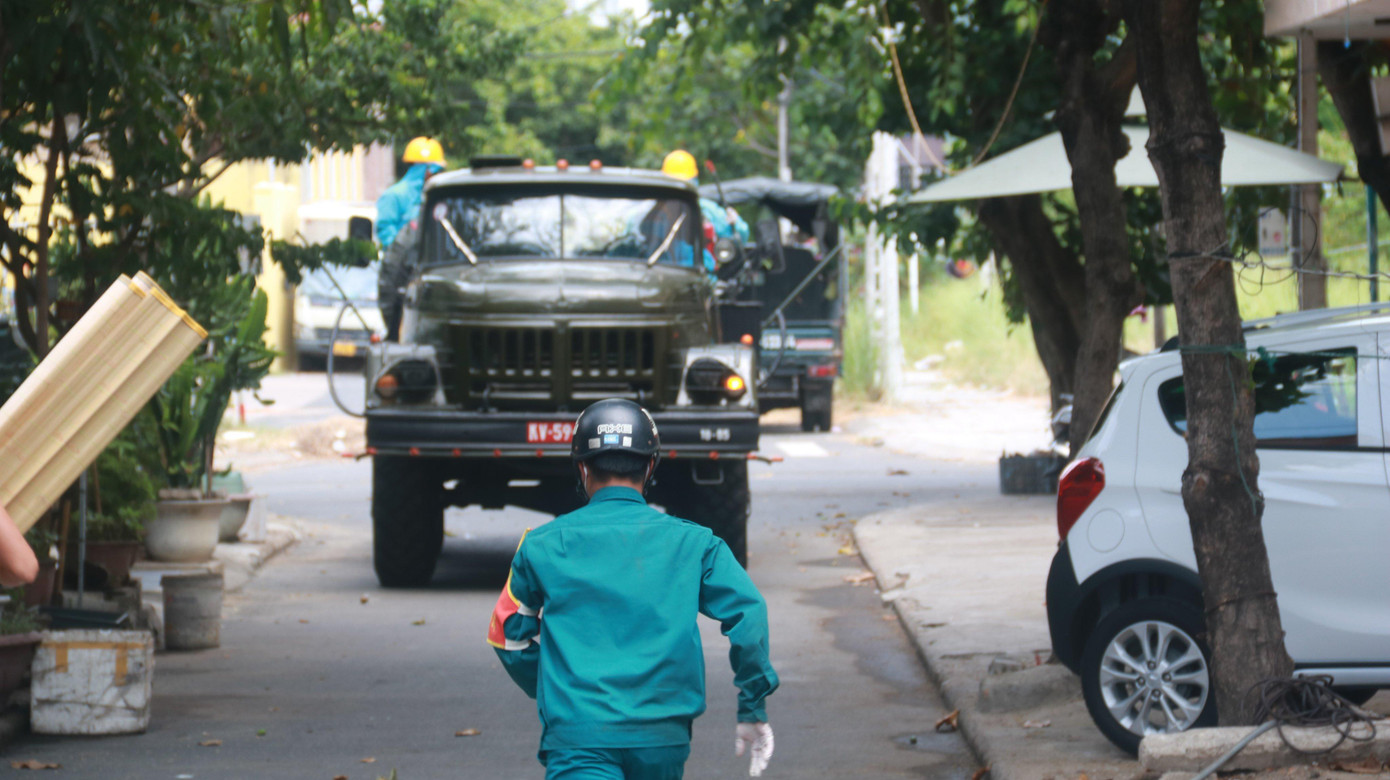 Các xe đặc chủng của quân đội di chuyển theo hướng dẫn của lực lượng chức năng địa phương để đến các khu vực cần phun khử khuẩn.