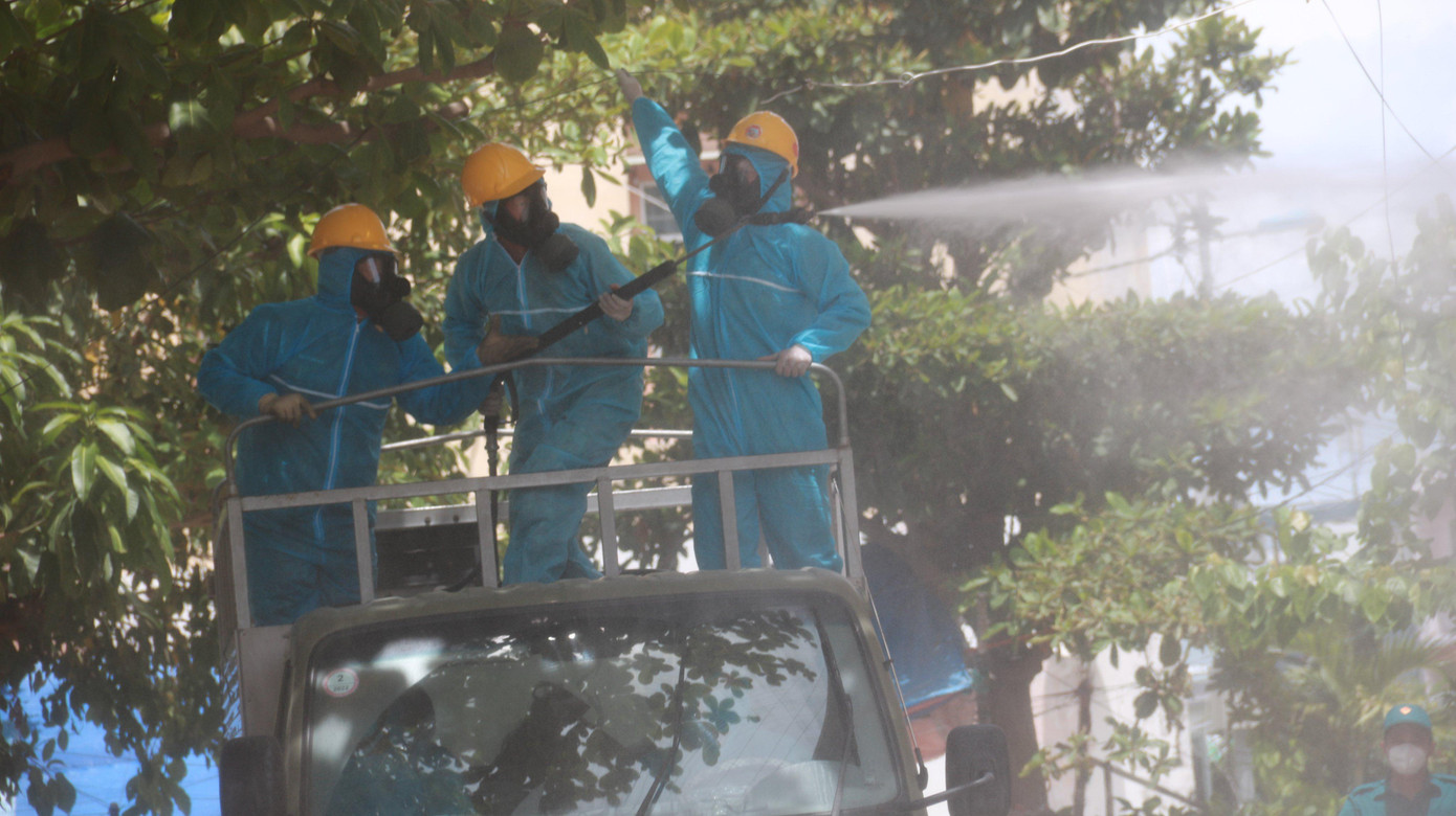 Cùng với việc phong toả, dập dịch, chính quyền phường Nại Hiên Đông đang triển khai thực hiện các biện pháp bảo đảm an sinh xã hội, bảo đảm trợ cấp xã hội cho đối tượng chính sách, người nghèo, đối tượng yếu thế không để người dân thiếu lương thực, thực phẩm.