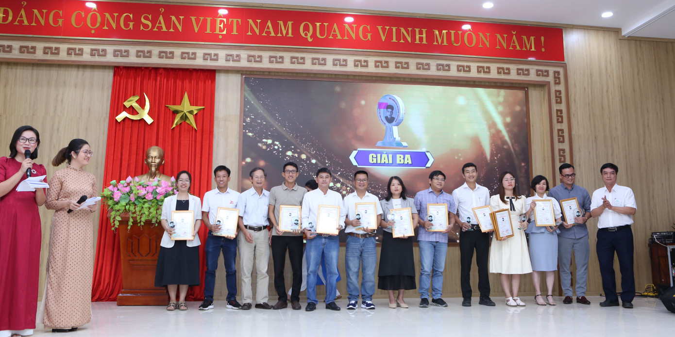 Quang cảnh lễ trao giải thưởng báo chí Huỳnh Thúc Kháng. Quang cảnh lễ trao giải thưởng báo chí Huỳnh Thúc Kháng.
